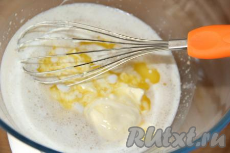 Затем добавить слегка растопленное не горячее (или мягкое, согревшееся при комнатной температуре) сливочное масло и перемешать венчиком. 