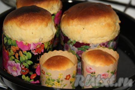 Выпекать куличи, замешанные на сливках, в разогретой духовке минут 35-40 при температуре 200 градусов (готовность проверить, проколов выпечку сухой лучиной, если лучина осталось после прокола сухой, значит пора доставать куличи из духовки). Время выпекания зависит от размера кулича. У меня получилось 3 средних и 2 маленьких куличика. Готовые куличи достать из духовки и остудить.