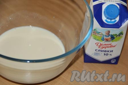 Вначале замесим тесто для кулича, для этого нужно подогреть сливки до 35-45 градусов и влить в достаточно объёмную миску.