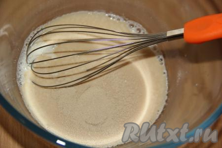 В сливки всыпать 1 столовую ложку сахара и дрожжи, перемешать венчиком и оставить на 15 минут.&nbsp;