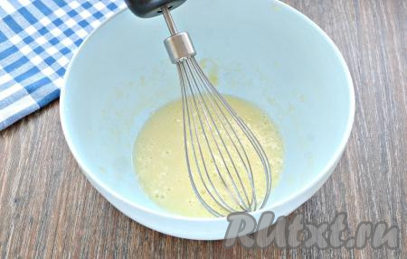 Венчиком перемешать ингредиенты в течение минуты (до получения однородной смеси).