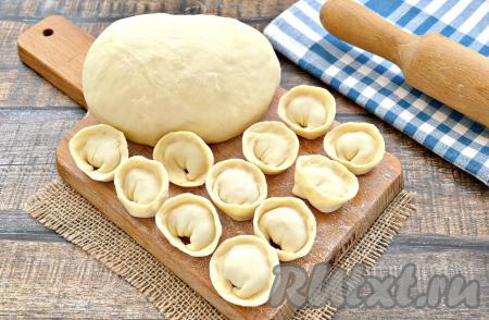 Спустя это время можно приступать к лепке домашних пельменей с любимой начинкой. Из такого количества теста получается, приблизительно, 100 наивкуснейших пельменей (число зависит от размера пельмешек). Приготовьте пельмени из теста, замешанного с добавлением уксуса, и, я уверена, вы оцените простоту и универсальность этого рецепта!