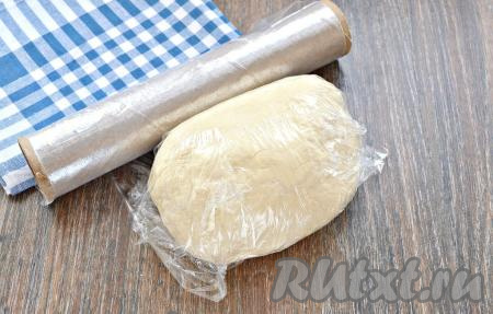 Обернуть пельменное тесто пищевой плёнкой и убрать на полку холодильника на полчаса.&nbsp;