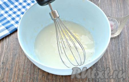 В эту смесь влить кипячёную воду, которая должна быть комнатной температуры, вновь перемешать венчиком.