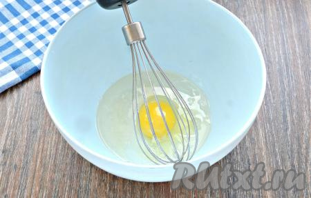 В широкую миску разбить куриное яйцо, влить растительное масло и уксус, всыпать соль.