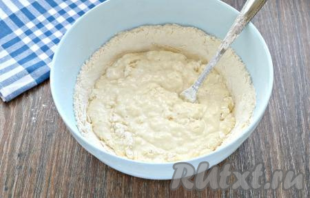 Постепенно тесто начнёт собираться в комок.