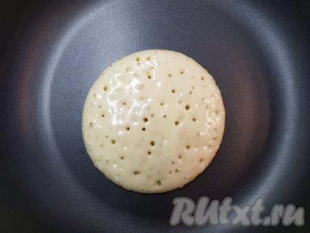 Панкейк жарить на среднем огне до появления на поверхности характерных дырочек.