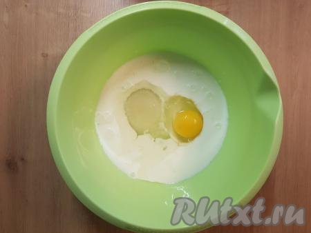 Разбить в достаточно глубокую миску яйцо, всыпать сахар и щепотку соли, влить подсолнечное масло и тёплый кефир (кефир из холодильника наливаю в пригодную для микроволновки глубокую тарелку и подогреваю в микроволновке при мощности 800 Вт в течение 1 минуты).