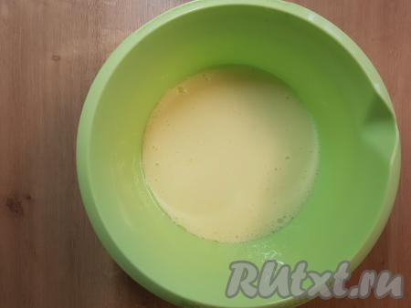 Венчиком тщательно перемешать яично-кефирную смесь (до однородности).