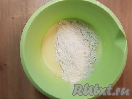 В миску с яично-кефирной смесью всыпать смесь сухих ингредиентов, перемешать венчиком до однородности.