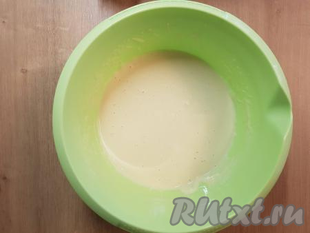 Получившееся тесто для панкейков должно быть похожим на сметану средней густоты.