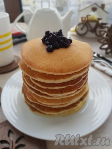 Готовый панкейк переложить на тарелку. А из оставшегося теста аналогично на сухой сковороде пожарить оставшиеся панкейки, складывая их стопочкой. Подать к столу в горячем виде, полив джемом, мёдом или вареньем. Панкейки, приготовленные на кефире, получаются очень вкусными и нежными, обязательно попробуйте!