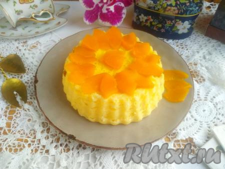 Запеканку достать из микроволновки, остудить, переложить из формы на тарелку для подачи. Украсить десерт по желанию (я украсила консервированными персиками) и&nbsp;подать к столу. У творожной запеканки с манкой нежная структура, сладкий вкус и аппетитный вид. Это блюдо станет и отличным завтраком, и прекрасным десертом для всей семьи!