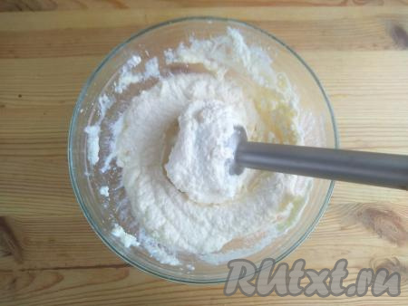 Творожную массу взбить погружным блендером до однородности.