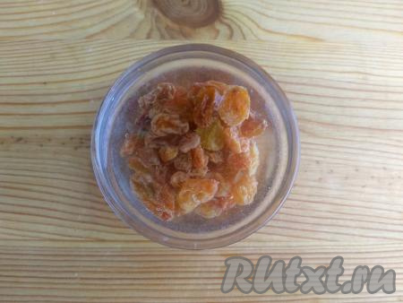 Изюм промыть, залить кипящей водой и оставить в воде на 3-4 минуты. Воду слить, обсушить изюм на&nbsp;полотенце.