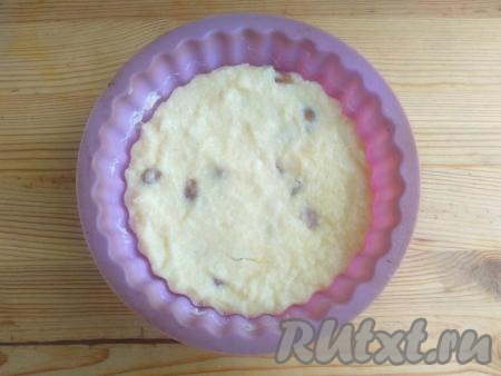 Выпекать творожную&nbsp;запеканку&nbsp;с манкой в микроволновке в течение 10 минут при мощности 800 Ватт под крышкой (до стабилизации структуры).