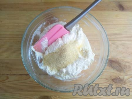 Всыпать манку, перемешать смесь. Оставить на 4-5 минут для набухания крупы.