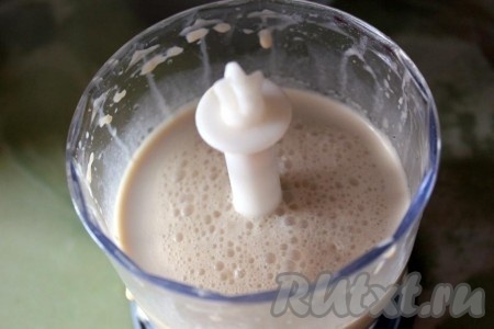 Взбейте ингредиенты в блендере на высоких оборотах или в режиме "Турбо" до однородного состояния и до образования пышной пенки.