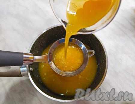 Свежевыжатый апельсиновый сок обязательно процедить через сито.