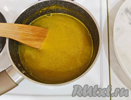 Сотейник с апельсиновым соком и сахаром поставить на огонь, довести до кипения, уменьшить огонь и, постоянно помешивая, проварить сироп 1-2 минуты (до полного растворения сахара). Затем в кипящий сироп, не переставая помешивать, влить сок, смешанный с агар-агаром, довести до кипения, а затем варить на небольшом огне 3 минуты.