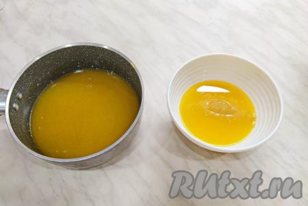 Из четырех апельсинов у меня получилось 340 миллилитров сока. Сок разделить на две равные части. Одну часть перелить в сотейник, всыпать 150 грамм сахара и перемешать. В другую часть сока насыпать агар-агар, перемешать и оставить на 10 минут.