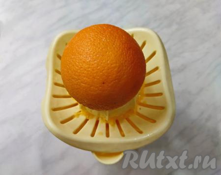  Апельсины тщательно вымыть. Выжать из апельсинов сок любым удобным для вас способом. Чтобы сок легче выжимался, советую предварительно апельсины немного покатать по столу, придавливая ладонью.