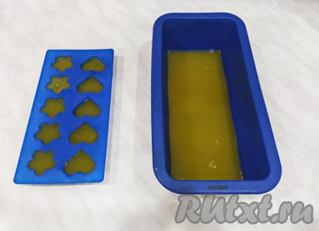 Апельсиновый сироп снять с огня и сразу разлить по заранее подготовленным формочкам (обратите внимание, что агар-агар достаточно быстро застывает при комнатной температуре, поэтому делать нужно всё быстро). Лучше всего для приготовления мармелада подходят силиконовые формочки (или можно использовать любую другую ёмкость прямоугольной или квадратной формы, предварительно застелив её пищевой плёнкой).