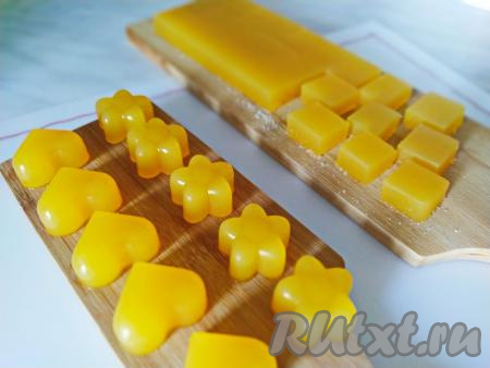 Дать смеси немного остыть и отправить формочки в холодильник на 20 минут (до полного застывания) или же оставить застывать при комнатной температуре. Как только десерт затвердеет, можно его извлечь из формочек. Если мармелад застывал в прямоугольной форме, нужно достать его и нарезать на квадратики.