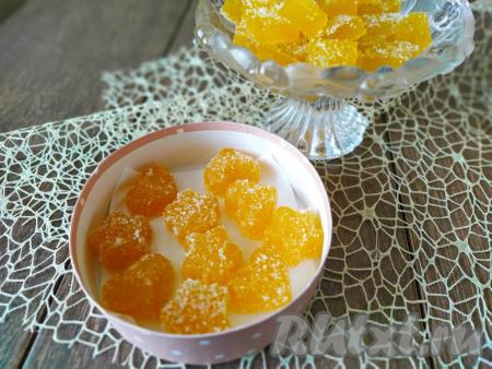 Апельсиновый мармелад, приготовленный с добавлением агар-агара перед подачей, при необходимости, можно посыпать сахаром и переложить в тарелку. Как видите, всё очень просто и быстро. Угощайте себя и свою семью этим ярким и очень вкусным лакомством!