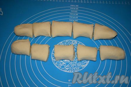 Каждый жгутик нарезаем на 5 равных кусочков. Выход по данному рецепту 11 чебуреков, так как из обрезков теста получается ещё&nbsp;1 чебурек.