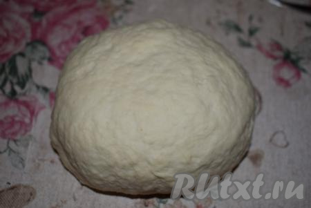 Месим тесто 8-10 минут (до гладкости и однородности).&nbsp;По консистенции оно должно получиться плотным, гладким, упругим и совершенно не липнущим к рукам.