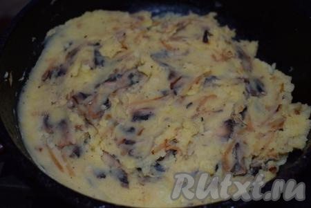 Перекладываем грибы с луком к картофельному пюре и тщательно перемешиваем. Даём начинке полностью остыть, чтобы наши чебуреки не размягчились и не порвались от тёплой массы.