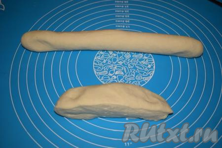 Разделяем тесто на 2 равные части, каждую часть скатываем в жгутик.