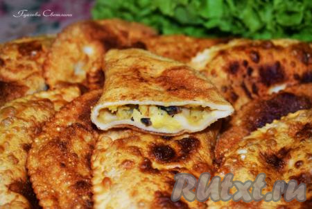 Вкуснейшие, ароматные постные чебуреки с начинкой из картошки и грибов готовы.