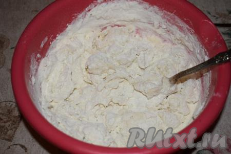 Аккуратно замешиваем тесто сначала при помощи ложки, чтобы не обжечь руки, а затем вымешиваем тесто руками.