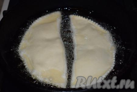 Далее разогреваем сковороду и выливаем в неё растительное масло, хорошо разогреваем.&nbsp;В&nbsp;разогретое масло кладём наши чебуреки и жарим сначала с одной стороны, примерно, 3-4 минуты на среднем огне.