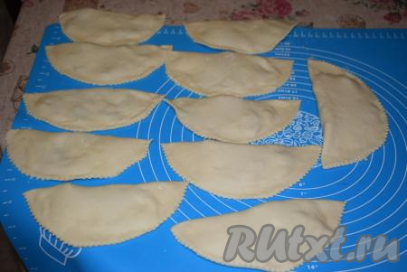 Таким образом лепим все чебуреки.