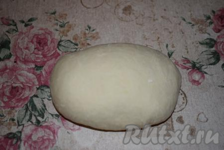 Накрываем тесто полотенцем и даём ему отдохнуть, примерно, 15-20 минут. После этого тесто станет более гладким и податливым.