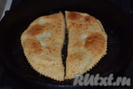 Затем переворачиваем их на другую сторону и жарим ещё 3-4 минуты (до полной готовности и румяности). Готовые чебуреки аккуратно перекладываем со сковороды на бумажные полотенца.