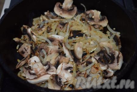 Жарим лук до подрумянивания на среднем огне (примерно, 6-7 минут), постоянно его помешивая.&nbsp;Как только лук подрумянится, добавляем к нему шампиньоны, подсаливаем по вкусу и томим на среднем огне, иногда помешивая, до готовности грибов (примерно, 8-10 минут), в конце жарки добавляем чёрный молотый перец, перемешиваем.