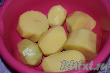 Картофель очистим и промоем под проточной водой. Крупные клубни разрежем на части, чтобы равномерно сварились.