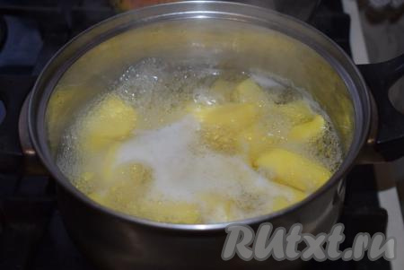 Перекладываем картофель в кастрюлю, заливаем полностью холодной водой, ставим на огонь, после закипания варим на небольшом огне 20-25 минут, подсолив воду по вкусу. Когда картошка сварится, сливаем воду и разминаем её в пюре при помощи толкушки.