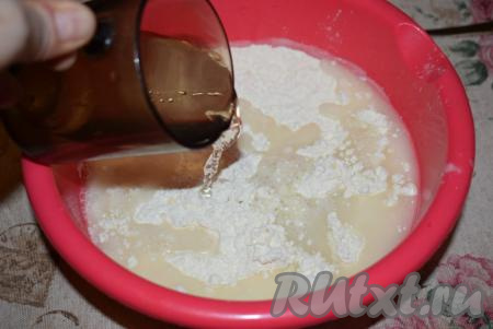 Пока начинка остывает, замесим тесто, для этого в достаточно глубокую миску всыпаем муку, добавляем соль, сахар и вливаем горячую воду (температура воды около 85 градусов).