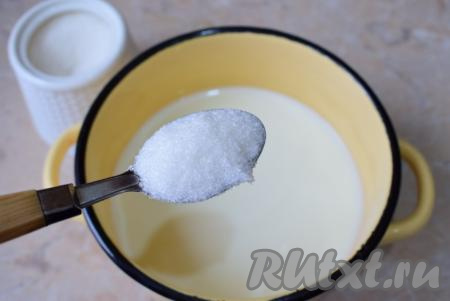 В молоко добавьте сахар и щепотку соли, перемешайте и поставьте на огонь, доведите до кипения, периодически помешивая.
