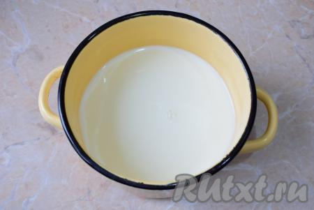 Для приготовления супа можно использовать молоко любой жирности. Однако если используете домашнее молоко, его желательно немного развести водой, так как очень жирный молочный суп полезен далеко не для всех. Налейте необходимое количество молока в кастрюлю (лучше всего подойдёт кастрюля с толстым дном или с антипригарным покрытием).