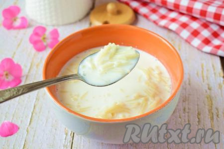 Вот так достаточно просто можно приготовить вкусный, в меру густой молочный суп с вермишелью. Это блюдо станет отличным завтраком или полдником и для взрослых, и для детей. Угощайтесь!