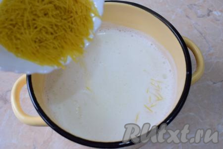 Отмерьте нужное количество вермишели. Большее количество вермишели, чем указано в ингредиентах, добавлять не стоит, так как макаронные изделия увеличиваются в объёме в процессе варки и суп получится слишком густым. Когда молоко закипит, немного уменьшите огонь и постоянно помешивая, всыпьте вермишель, дайте супу закипеть, а после этого проварите на небольшом огне в течение 3-4 минут и снимите с огня. Накройте кастрюлю крышкой и дайте молочному супу настояться в течение минут 15.