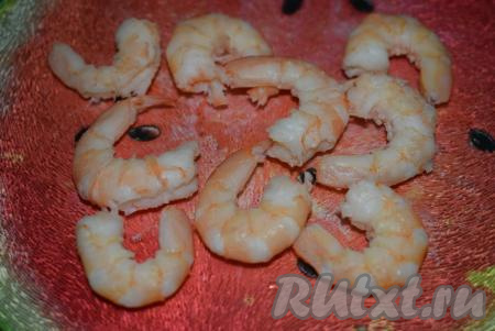 Остывшие креветки очистить от голов и панциря.