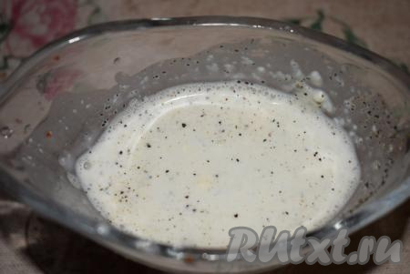 Влить в получившийся соус пару столовых ложек кипячёной воды комнатной температуры, ещё раз перемешать и наша заправка готова.