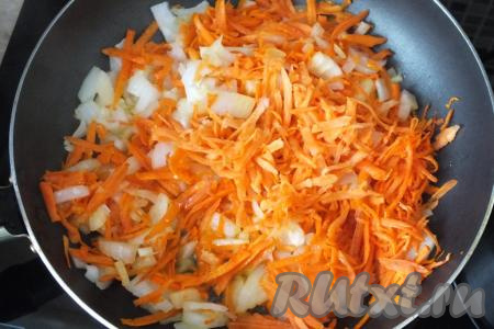 В сковороде разогрейте растительное масло, Затем выложите морковку с луком и обжарьте овощи на среднем огне, помешивая, до лёгкого румяного цвета (на это потребуется минут 5-6).